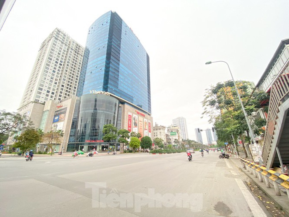 Đường phố Hà Nội vắng vẻ trong ngày đầu tuần đi làm mùa dịch COVID-19 - Ảnh 5.