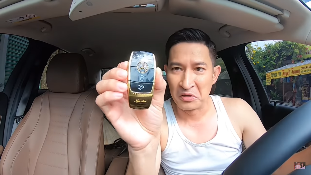 Huy Khánh lấy trộm chìa khóa bọc vàng để lẻn vào ô tô Ngọc Lan, phát hiện điều không thể ngờ - Ảnh 1.