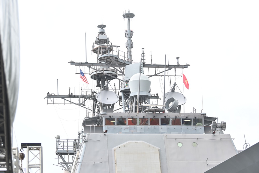 ẢNH: Cận cảnh tàu tuần dương khổng lồ của Hải quân Mỹ vừa cập cảng Đà Nẵng - Ảnh 6.