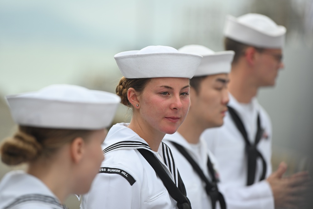 ẢNH: Những “bóng hồng” Hải quân Mỹ trên tàu sân bay, tàu tuần dương thăm Đà Nẵng - Ảnh 1.