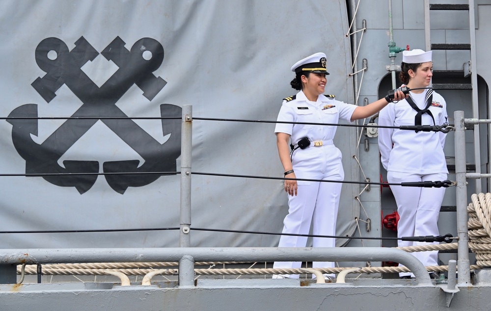 ẢNH: Những “bóng hồng” Hải quân Mỹ trên tàu sân bay, tàu tuần dương thăm Đà Nẵng - Ảnh 4.