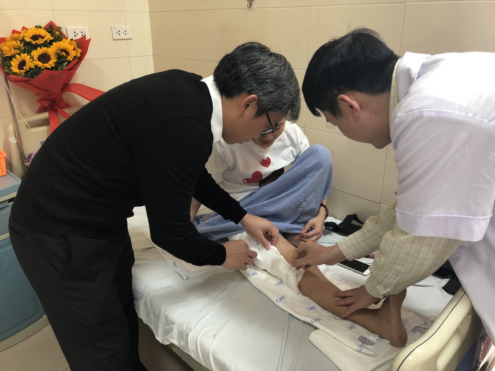 Lần đầu tiên ở Việt Nam: Cô gái ung thư xương được thay xương đùi nhân tạo - Ảnh 5.