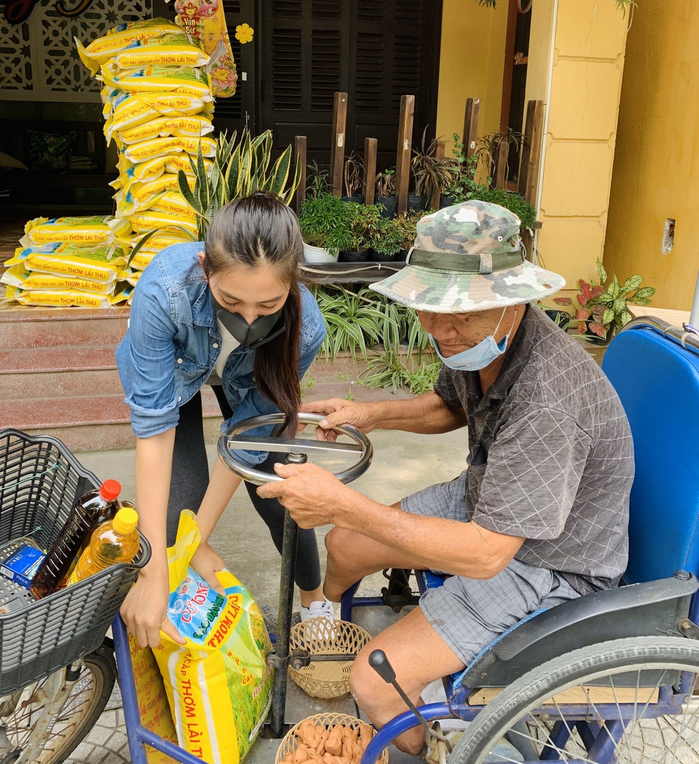 Trần Tiểu Vy đeo khẩu trang, tự tay phát 1 tấn gạo cho người nghèo ở quê nhà - Ảnh 5.