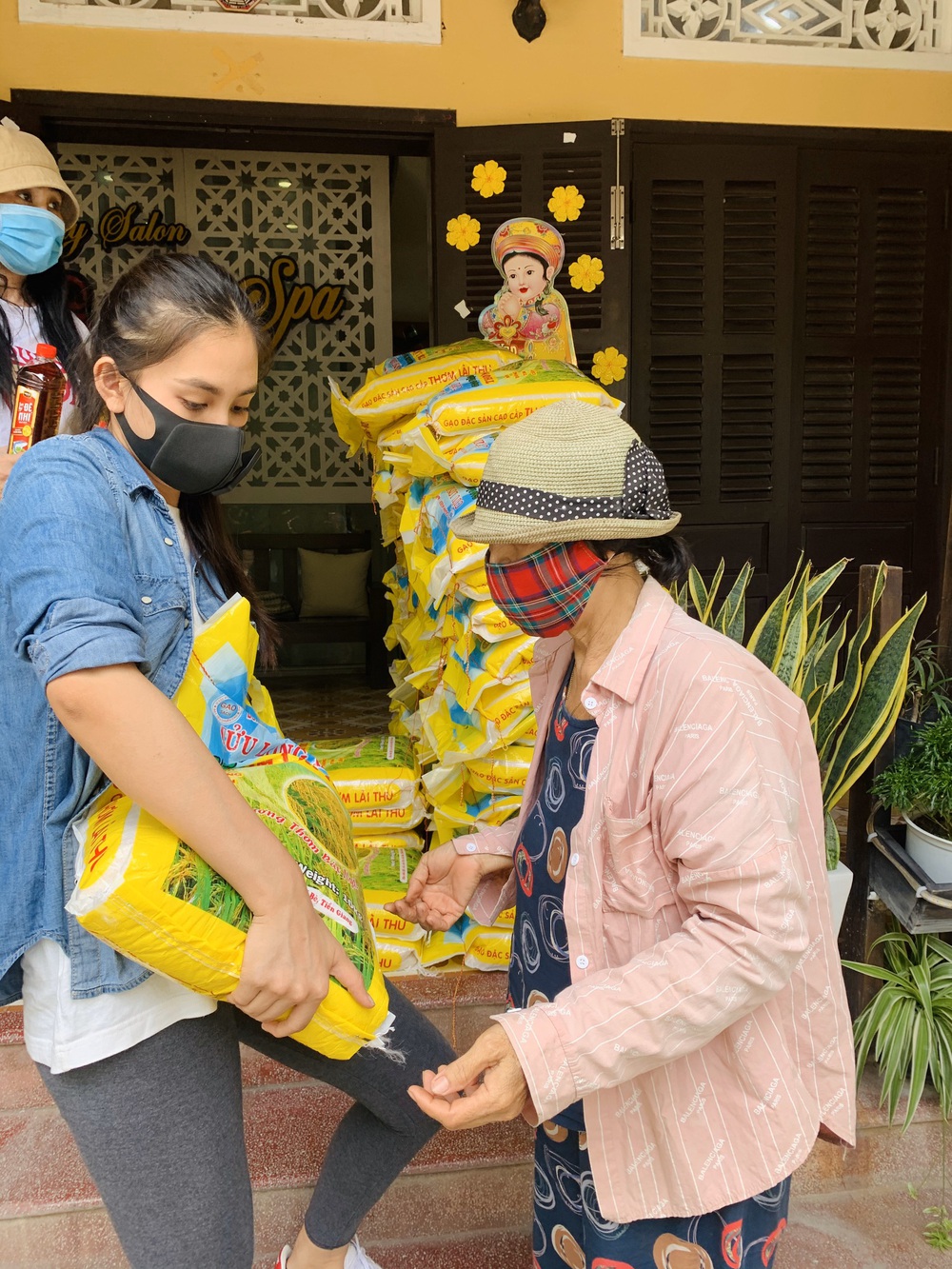 Trần Tiểu Vy đeo khẩu trang, tự tay phát 1 tấn gạo cho người nghèo ở quê nhà - Ảnh 4.
