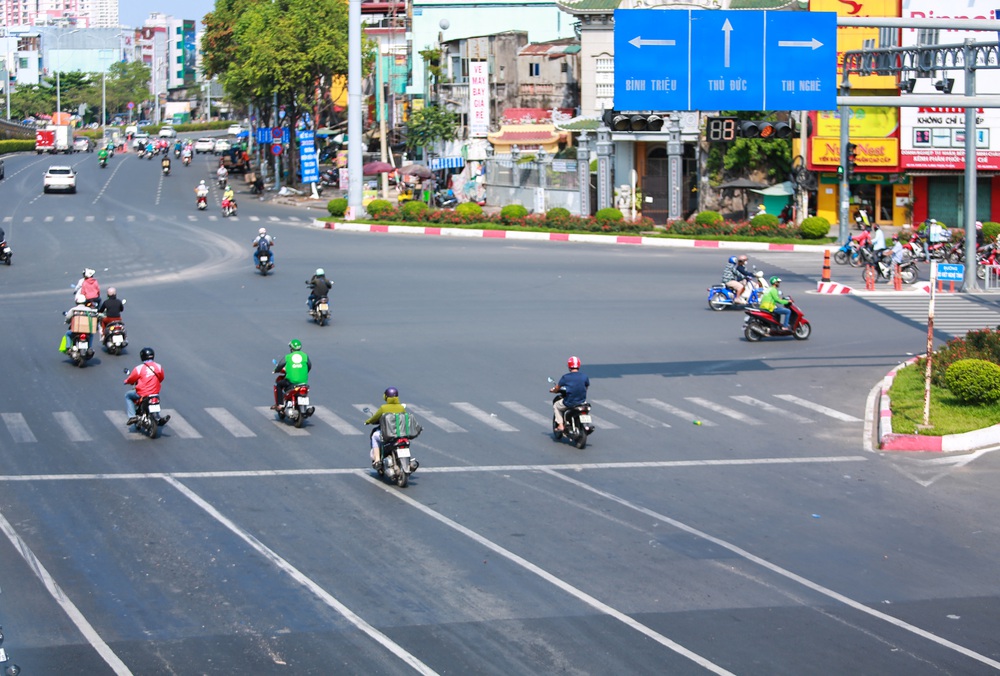 Đường vắng, người dân ở Sài Gòn vô tư vượt đèn đỏ - Ảnh 10.