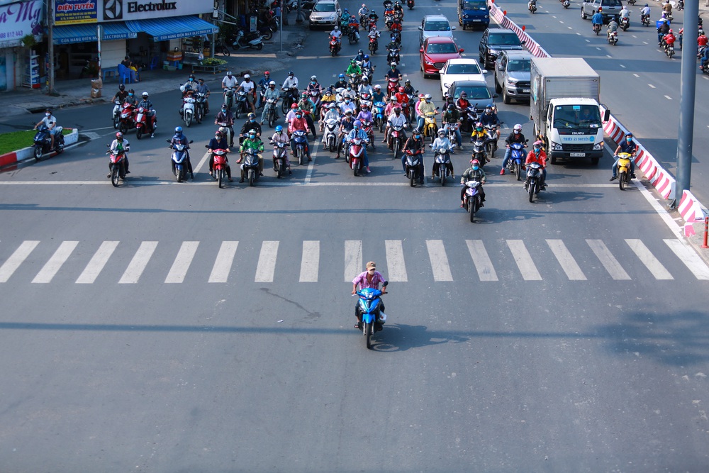 Đường vắng, người dân ở Sài Gòn vô tư vượt đèn đỏ - Ảnh 1.