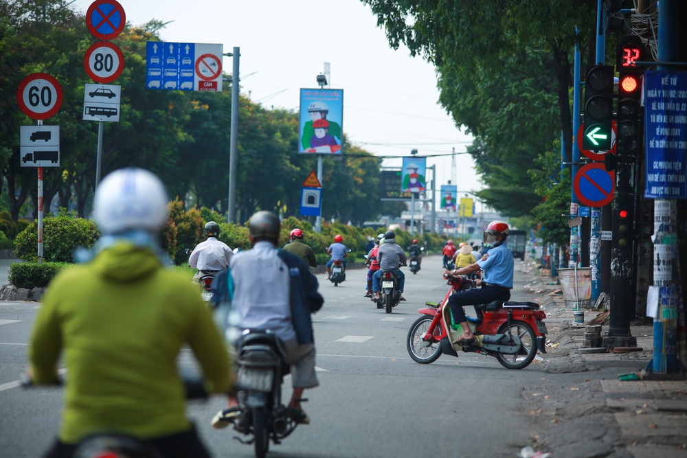 Đường vắng, người dân ở Sài Gòn vô tư vượt đèn đỏ - Ảnh 4.