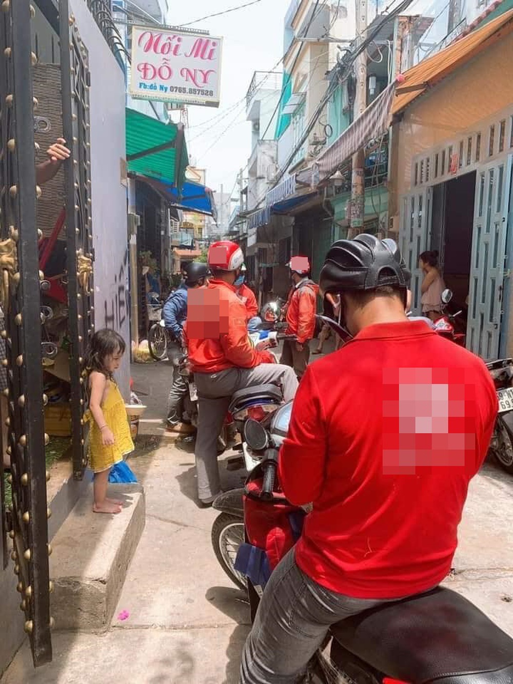 Nhiều shipper tập trung trước cửa một ngôi nhà và pha bom đồ ăn hàng loạt gây phẫn nộ - Ảnh 1.