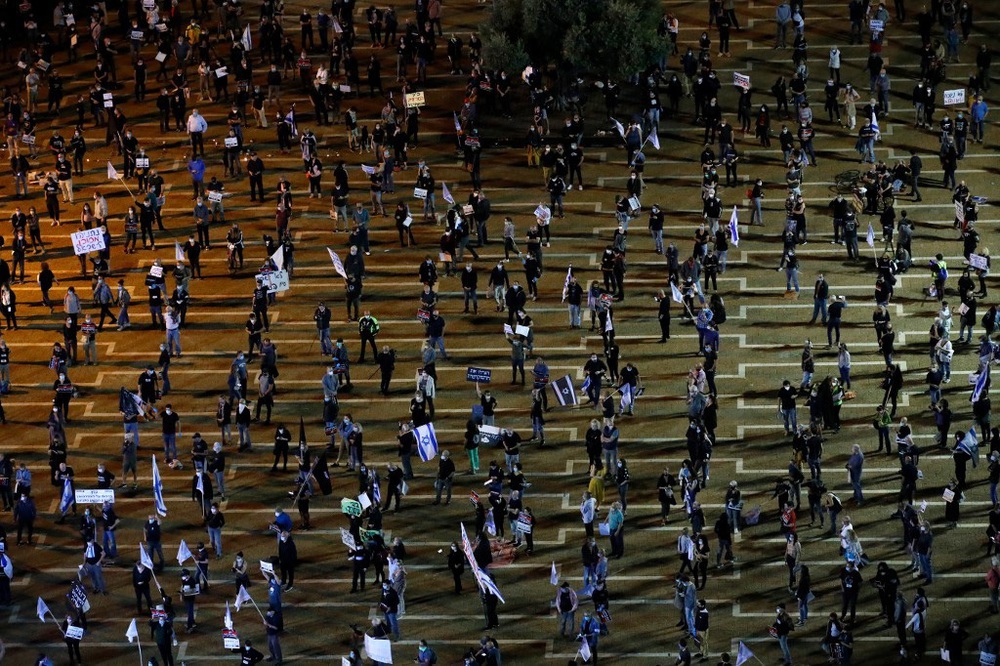 Cuộc biểu tình độc nhất vô nhị ở Israel: Tập trung hàng ngàn người nhưng vẫn không quên giãn cách xã hội - Ảnh 1.