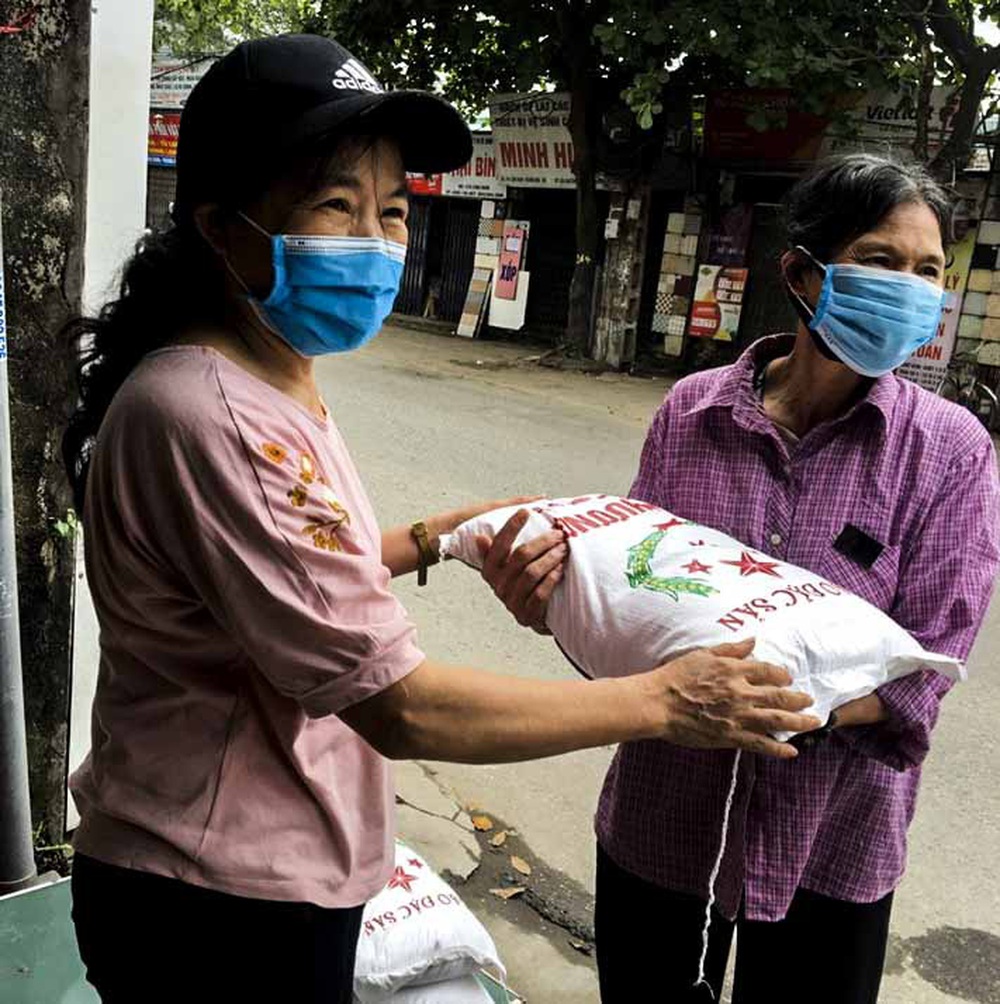 Nữ chủ nhà trọ miễn tiền nước, ủng hộ mỗi phòng 10kg gạo ở Hà Nội - Ảnh 3.
