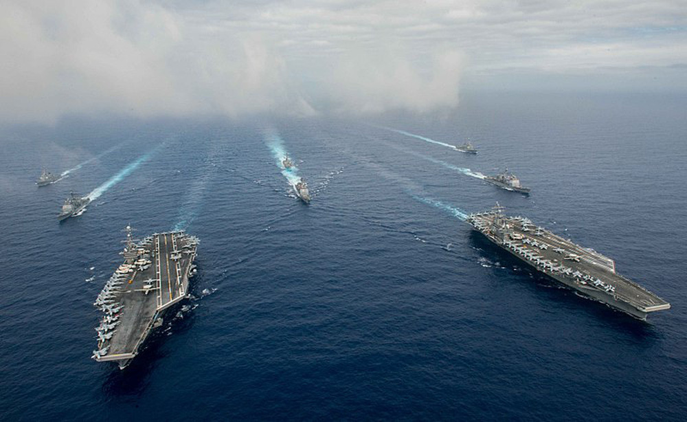 Hải quân Iran bao vây, uy hiếp nhóm tàu cực mạnh của Mỹ, đạn đã lên nòng, căng thẳng tột độ - Ảnh 4.