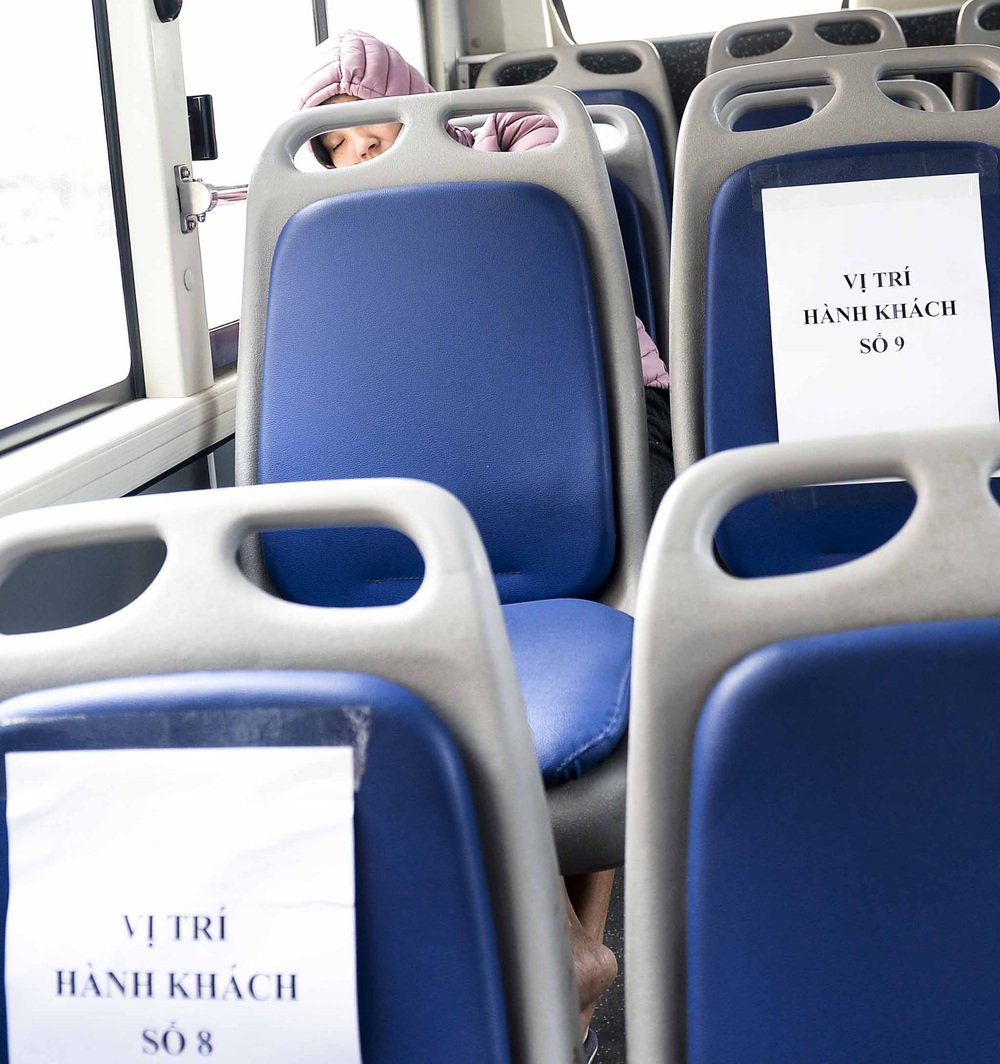 Xe buýt Hà Nội đánh số ghế so le để hành khách ngồi đúng khoảng cách - Ảnh 10.