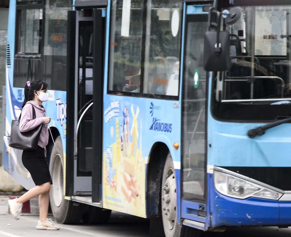 Xe buýt Hà Nội đánh số ghế so le để hành khách ngồi đúng khoảng cách - Ảnh 5.