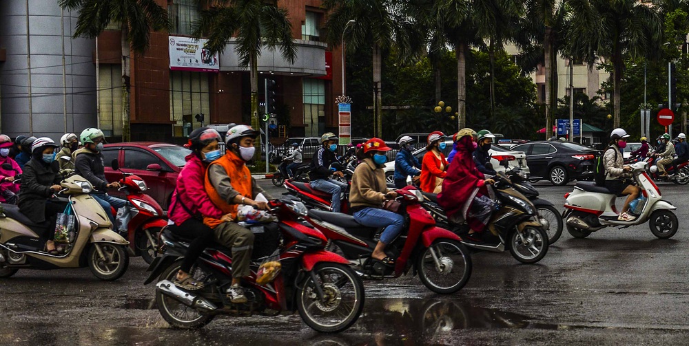 Hà Nội ngày đầu hết cách ly xã hội: Người dân đổ ra đường đi làm dưới cơn mưa tầm tã - Ảnh 2.