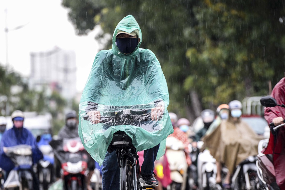 Hà Nội ngày đầu hết cách ly xã hội: Người dân đổ ra đường đi làm dưới cơn mưa tầm tã - Ảnh 12.