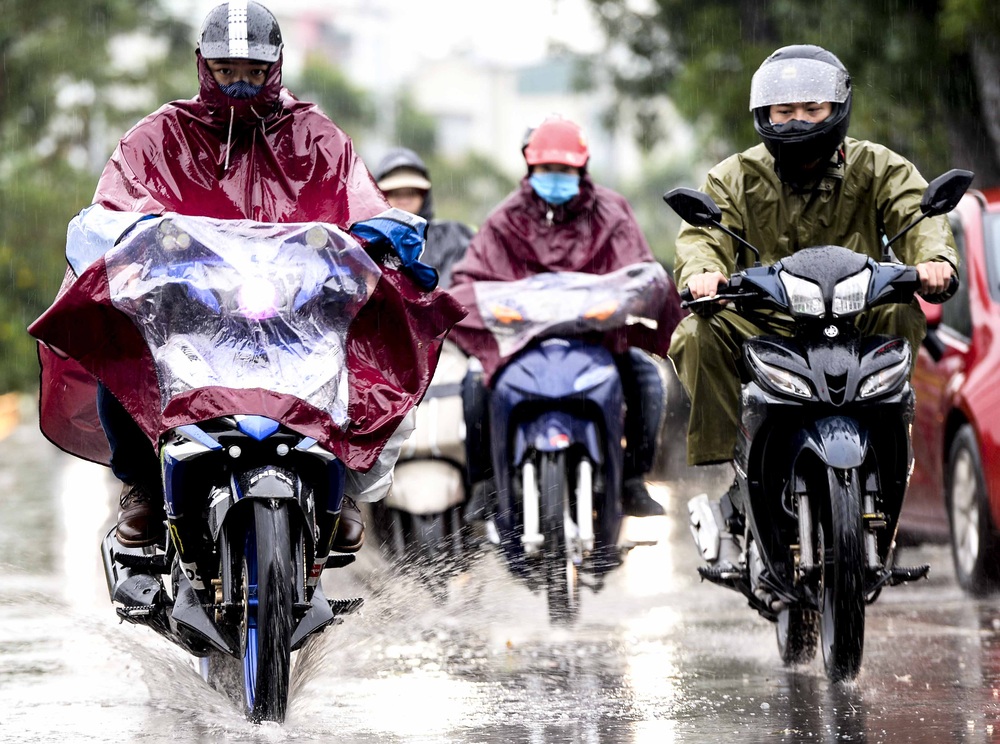 Hà Nội ngày đầu hết cách ly xã hội: Người dân đổ ra đường đi làm dưới cơn mưa tầm tã - Ảnh 7.