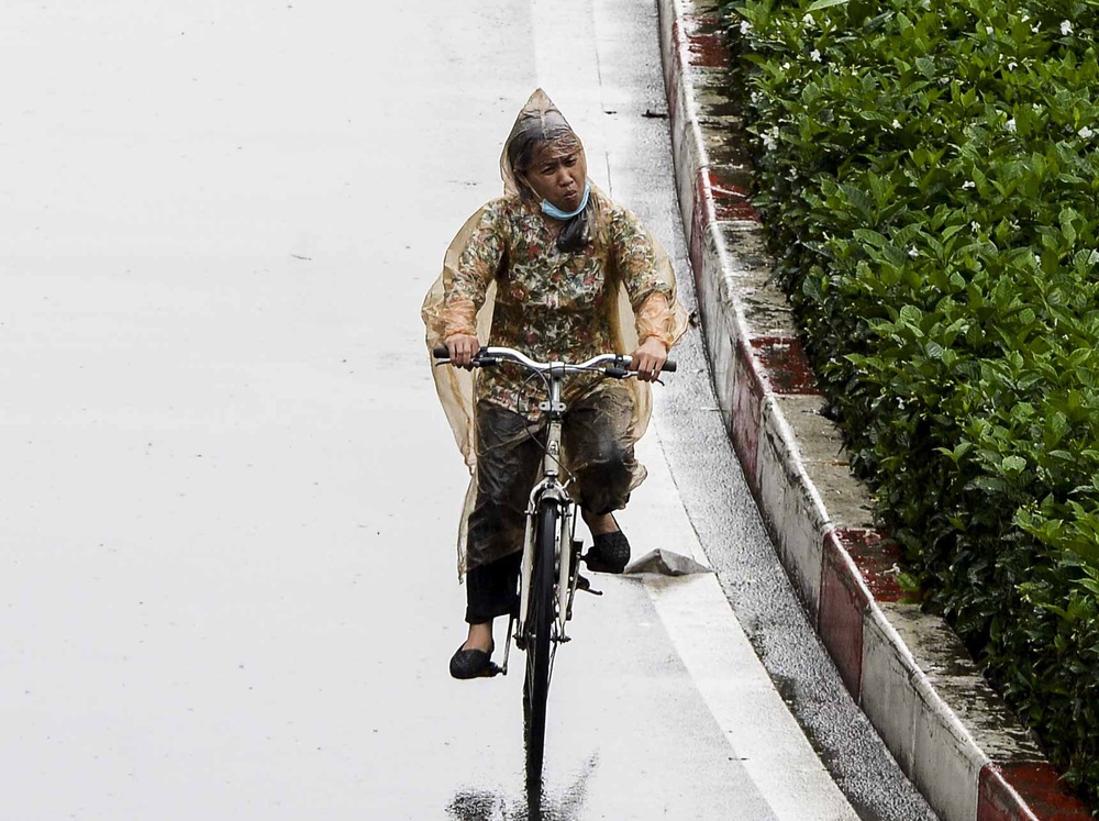 Hà Nội ngày đầu hết cách ly xã hội: Người dân đổ ra đường đi làm dưới cơn mưa tầm tã - Ảnh 8.