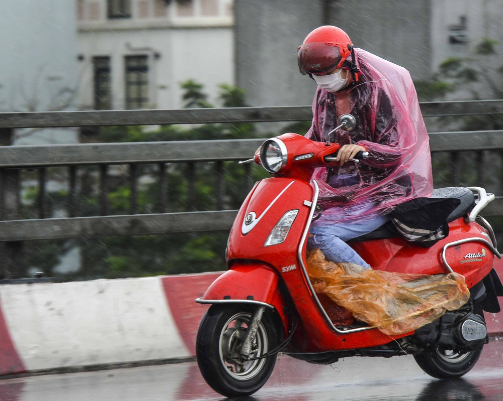 Hà Nội ngày đầu hết cách ly xã hội: Người dân đổ ra đường đi làm dưới cơn mưa tầm tã - Ảnh 6.