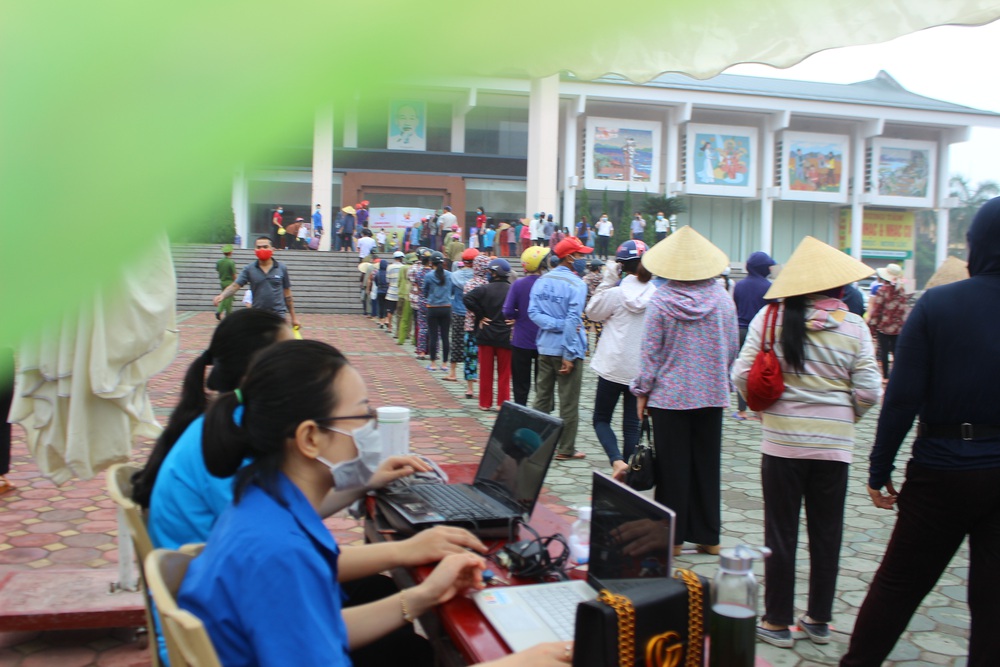 Người dân Hà Tĩnh phấn khởi xếp hàng dài để nhận gạo từ cây ATM đầu tiên - Ảnh 3.