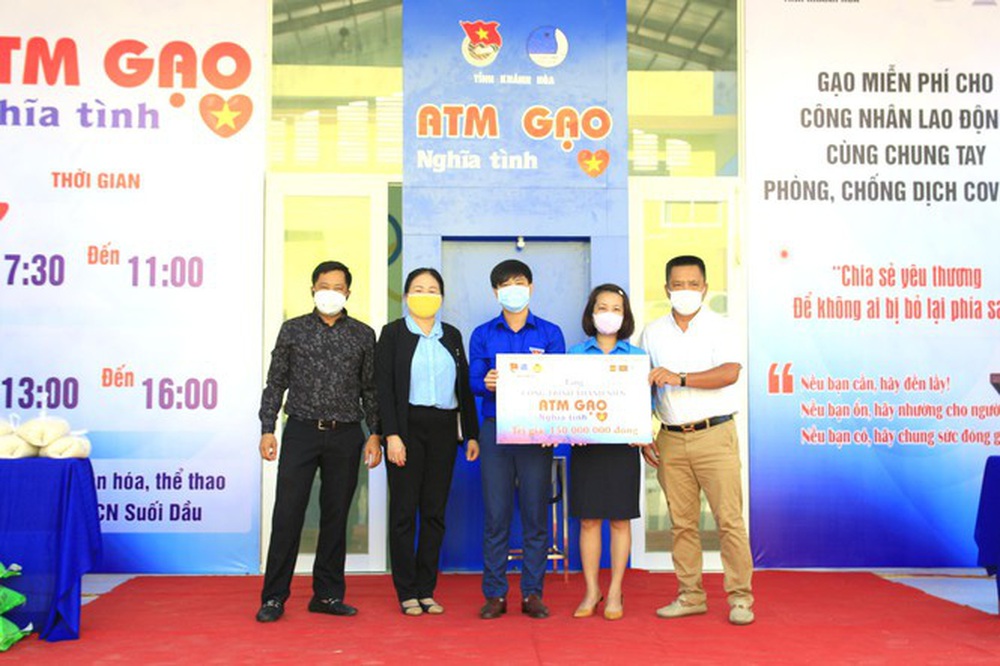 Tỉnh đoàn Khánh Hoà lắp ATM gạo nghĩa tình cho công nhân khu công nghiệp - Ảnh 3.