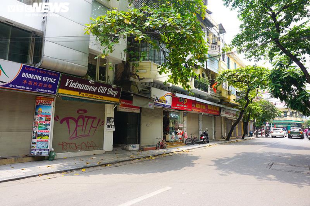 Một tuần sau khi hết cách ly, cả dãy phố ở Hà Nội vẫn không buồn mở cửa - Ảnh 9.
