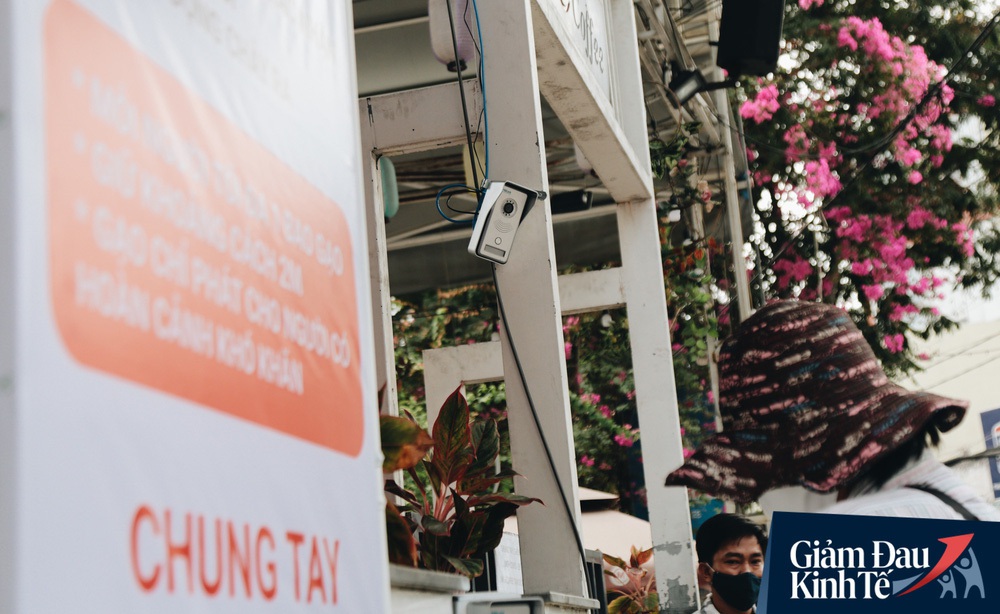 Máy ATM nhả ra gạo miễn phí cho người nghèo giữa thời dịch ở Sài Gòn, đảm bảo không một ai bị bỏ lại phía sau - Ảnh 2.