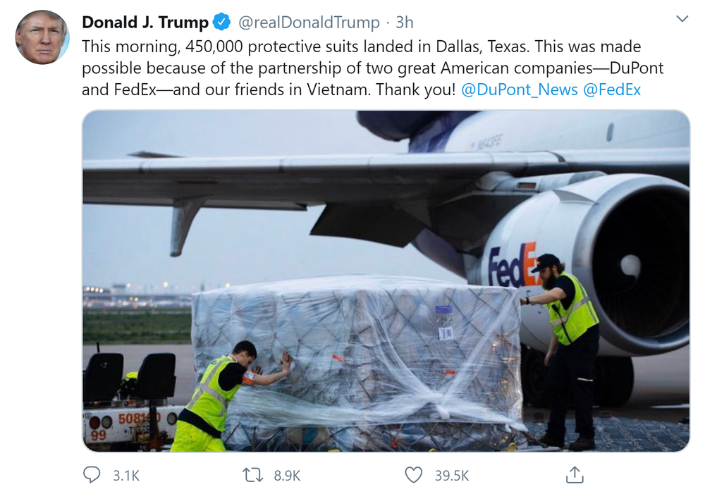 COVID-19: TT Trump đăng tweet cảm ơn Việt Nam sau khi 450.000 bộ quần áo bảo hộ được chuyển đến Texas - Ảnh 1.