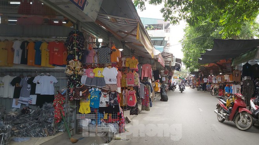 Tiểu thương chợ quần áo lớn nhất Hà Nội ngóng khách sau giãn cách xã hội - Ảnh 1.