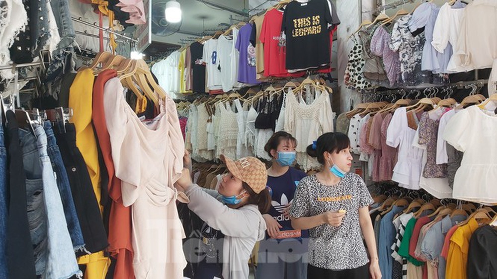 Tiểu thương chợ quần áo lớn nhất Hà Nội ngóng khách sau giãn cách xã hội - Ảnh 3.