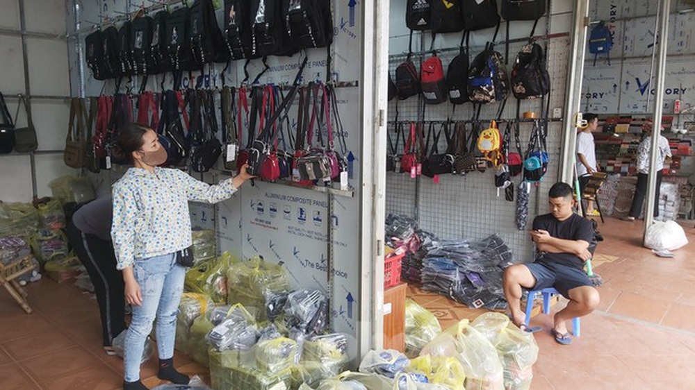 Tiểu thương chợ quần áo lớn nhất Hà Nội ngóng khách sau giãn cách xã hội - Ảnh 5.