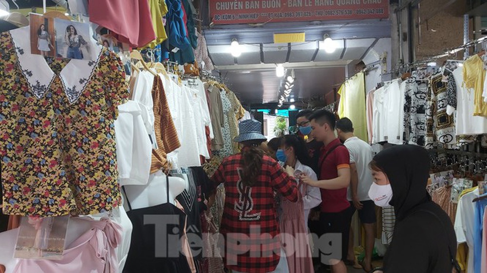 Tiểu thương chợ quần áo lớn nhất Hà Nội ngóng khách sau giãn cách xã hội - Ảnh 6.