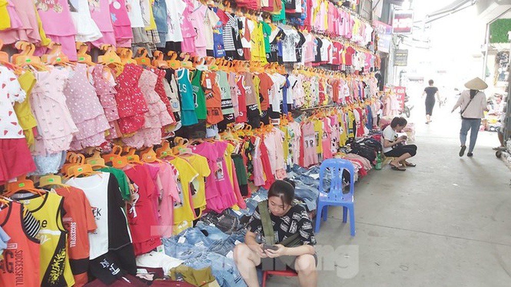 Tiểu thương chợ quần áo lớn nhất Hà Nội ngóng khách sau giãn cách xã hội - Ảnh 8.
