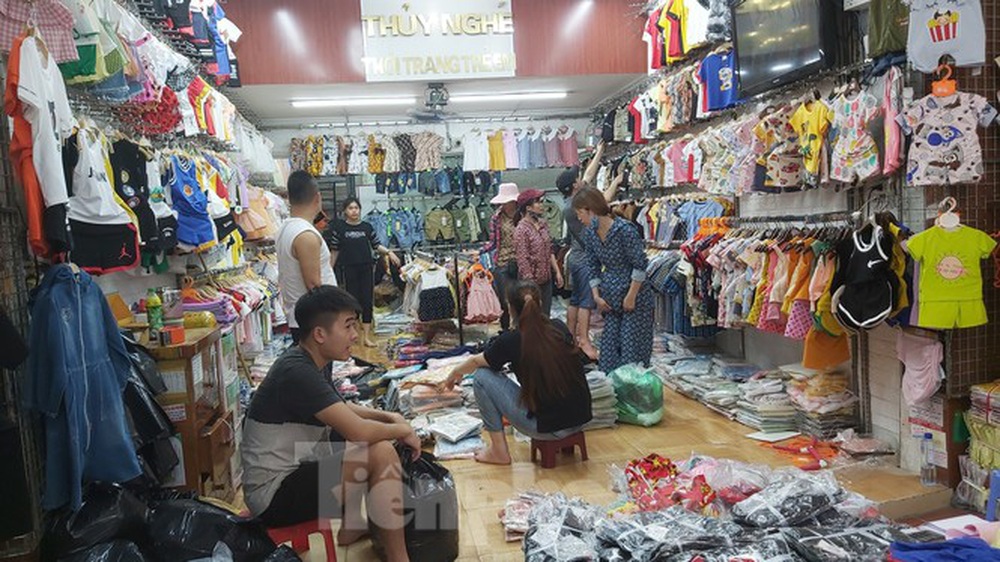 Tiểu thương chợ quần áo lớn nhất Hà Nội ngóng khách sau giãn cách xã hội - Ảnh 9.