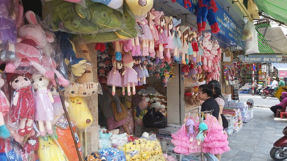 Tiểu thương chợ quần áo lớn nhất Hà Nội ngóng khách sau giãn cách xã hội - Ảnh 10.