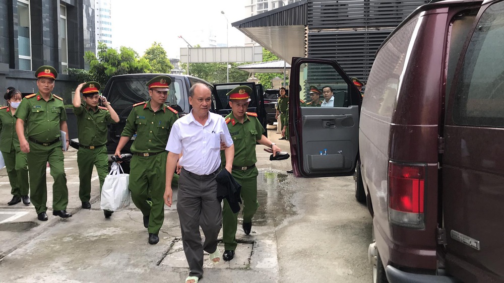 Bắt tạm giam 2 cựu Chủ tịch Đà Nẵng Trần Văn Minh, Văn Hữu Chiến tại tòa để thi hành án, Phan Văn Anh Vũ 25 năm tù - Ảnh 6.