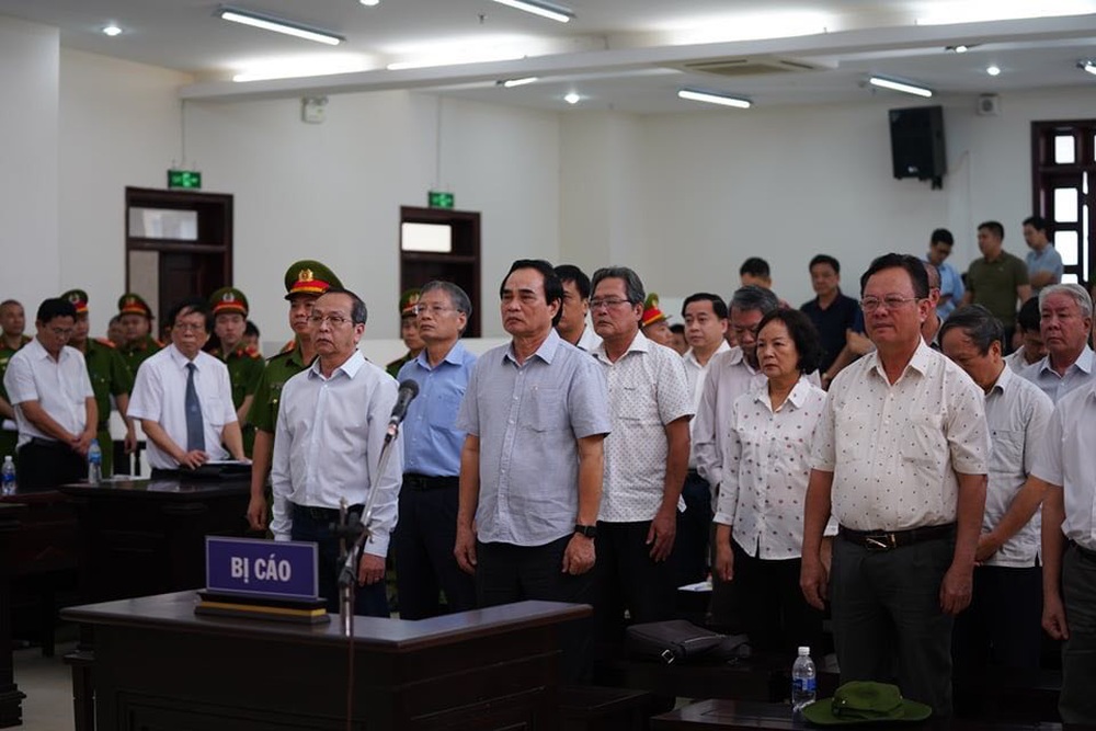 Bắt tạm giam 2 cựu Chủ tịch Đà Nẵng Trần Văn Minh, Văn Hữu Chiến tại tòa để thi hành án, Phan Văn Anh Vũ 25 năm tù - Ảnh 1.