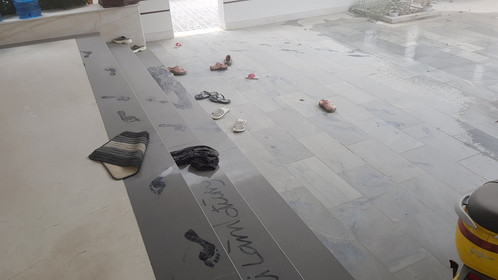 Người dân nghẹt thở trước cảnh bụi bay mịt mù, khi đơn vi thi công dùng máy công suất lớn thổi bụi làm đường - Ảnh 8.