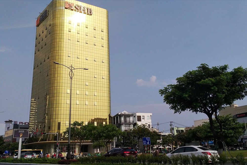 Cận cảnh toà nhà dát vàng của ngân hàng SHB khiến người dân Đà Nẵng bức xúc - Ảnh 5.