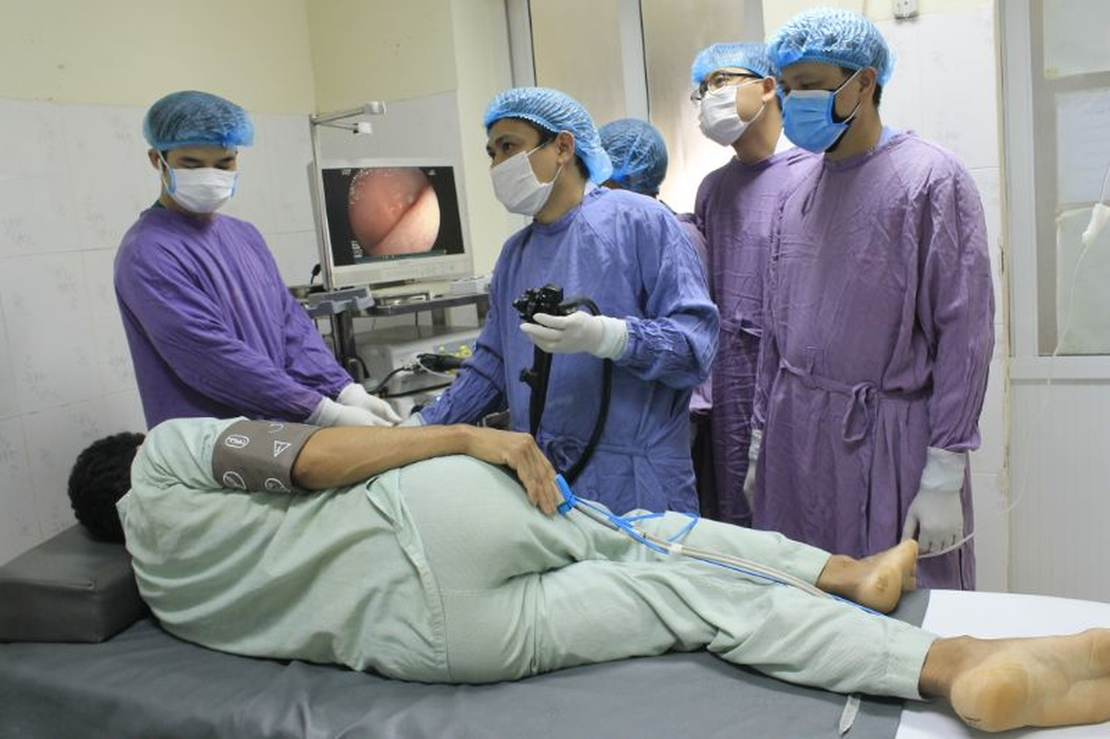 Bác sĩ giật mình vì 20 con giun bám lúc nhúc trên thành ruột bệnh nhân hút máu - Ảnh 1.