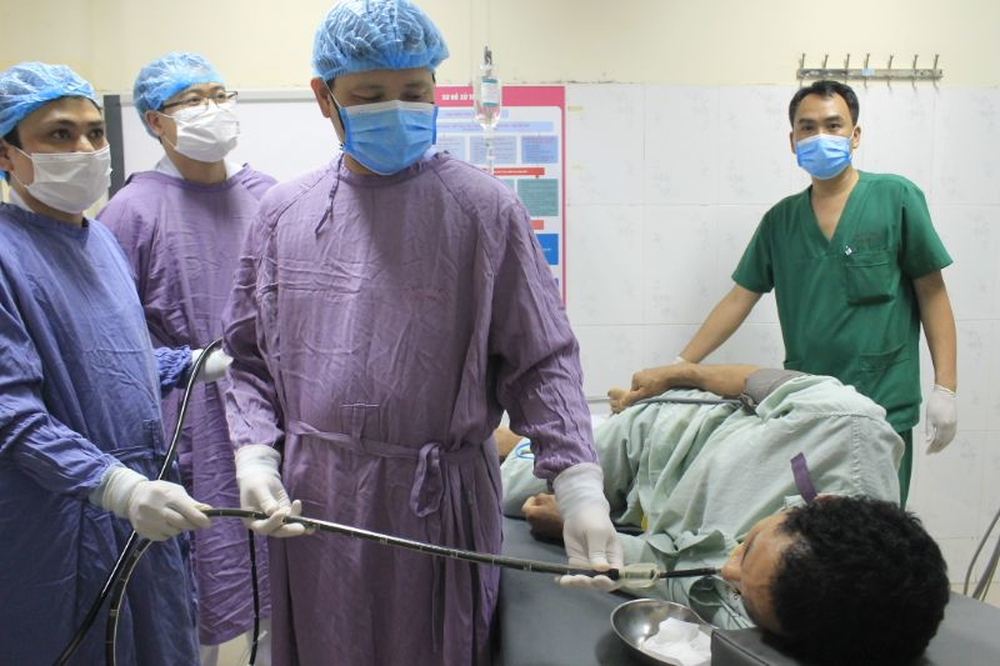 Bác sĩ giật mình vì 20 con giun bám lúc nhúc trên thành ruột bệnh nhân hút máu - Ảnh 2.