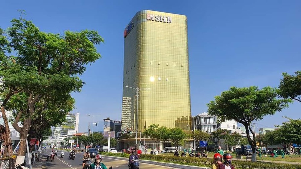 Cận cảnh toà nhà dát vàng của ngân hàng SHB khiến người dân Đà Nẵng bức xúc - Ảnh 1.