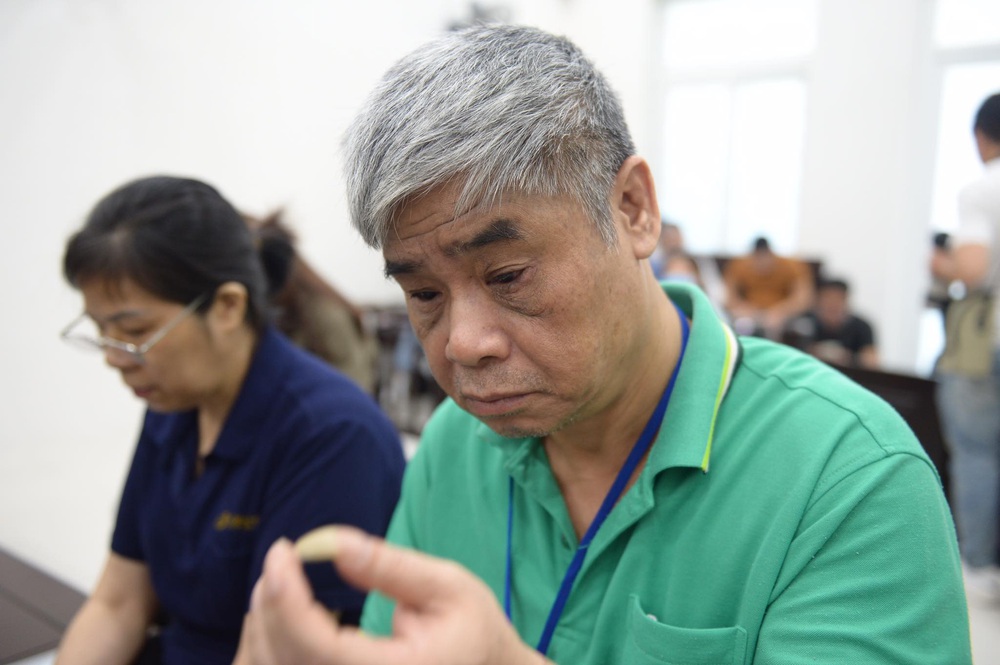 Vụ án nam sinh trường Gateway tử vong trên xe đưa đón: Nhiều người vắng, bị cáo Nguyễn Bích Quy xin hoãn tòa - Ảnh 4.