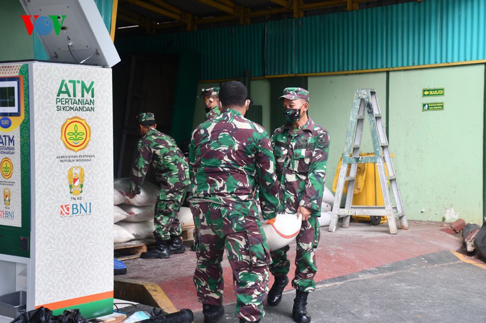 Cận cảnh các “ATM gạo của người chỉ huy” hỗ trợ Covid-19 ở Indonesia - Ảnh 6.