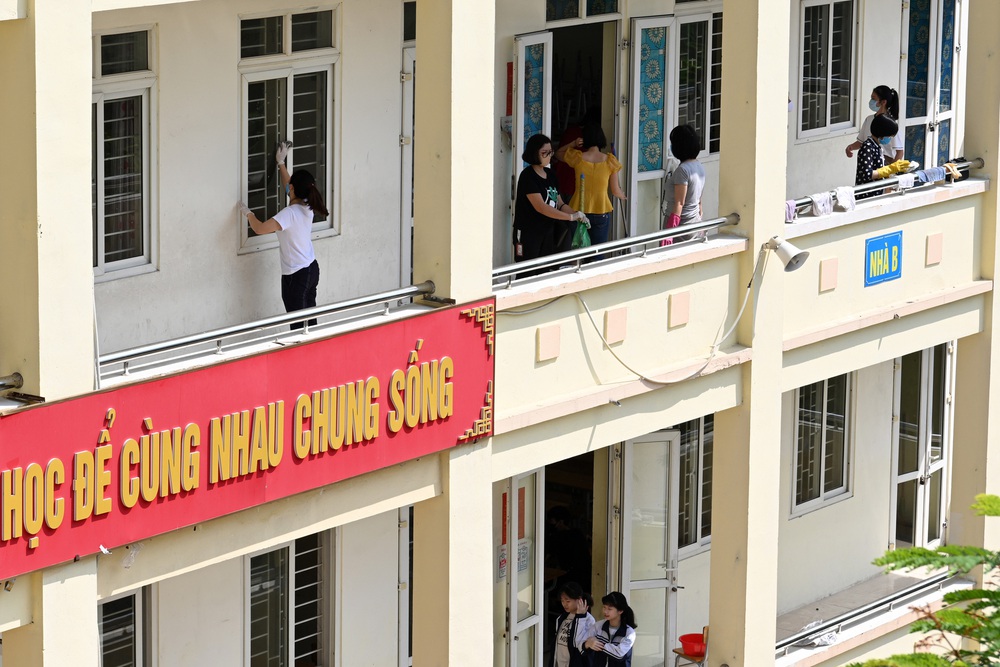 Tất bật vệ sinh trường lớp, Hà Nội sẵn sàng đón học sinh trở lại học tập vào ngày 4/5 - Ảnh 2.