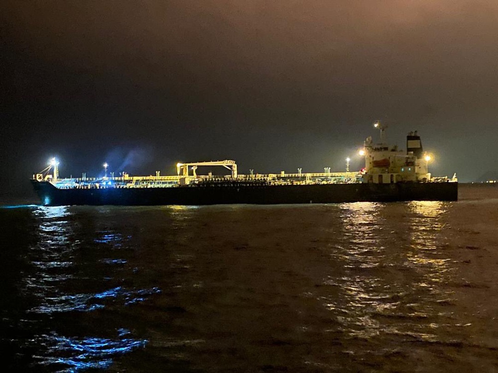 NÓNG: Đối đầu nghẹt thở, Venezuela và Iran thắng 1-0, tàu dầu Iran cắt mặt tàu đặc chủng mang cờ Mỹ - Ảnh 2.