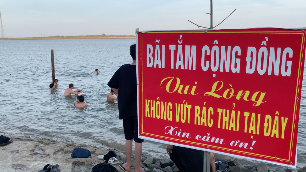 Nắng nóng, dân Nghệ An mang can nhựa, thùng xốp đổ xô ra sông Lam, kênh nước tắm - Ảnh 1.