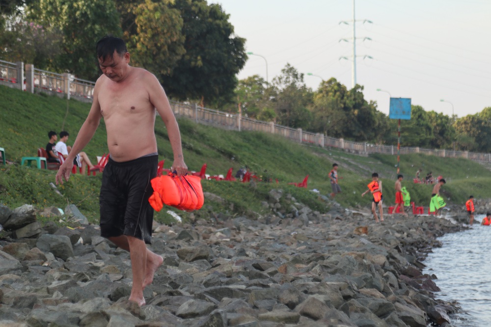 Nắng nóng, dân Nghệ An mang can nhựa, thùng xốp đổ xô ra sông Lam, kênh nước tắm - Ảnh 3.