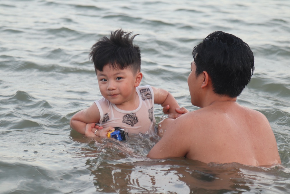Nắng nóng, dân Nghệ An mang can nhựa, thùng xốp đổ xô ra sông Lam, kênh nước tắm - Ảnh 10.
