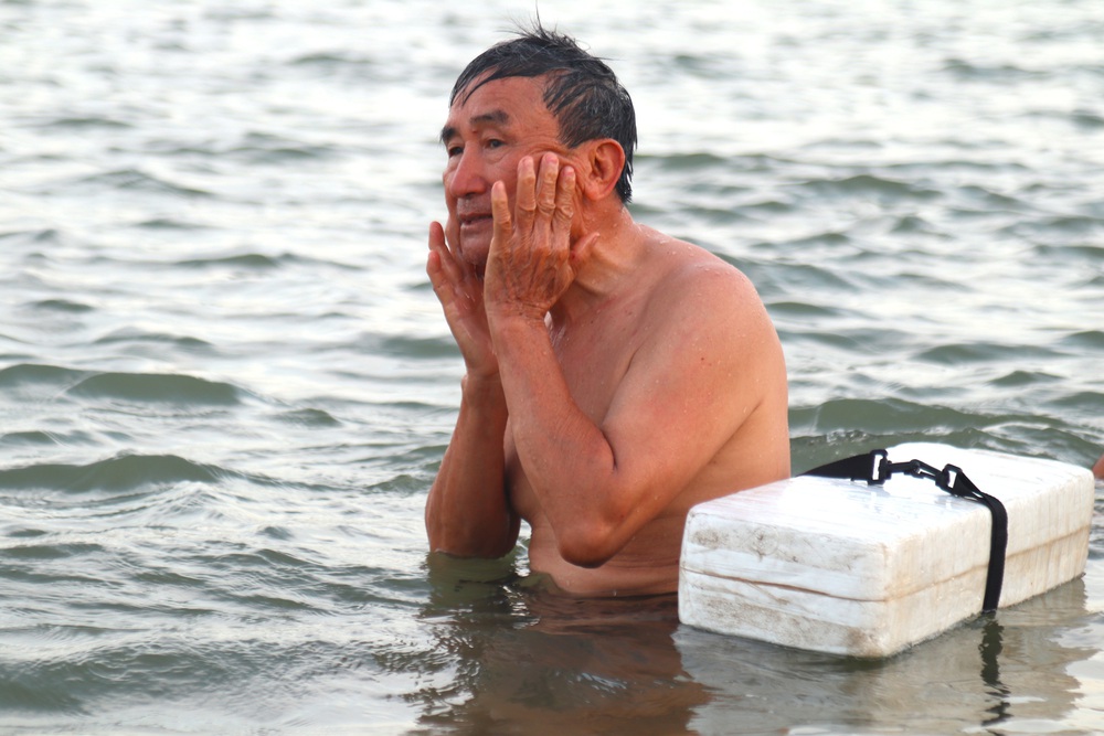 Nắng nóng, dân Nghệ An mang can nhựa, thùng xốp đổ xô ra sông Lam, kênh nước tắm - Ảnh 7.