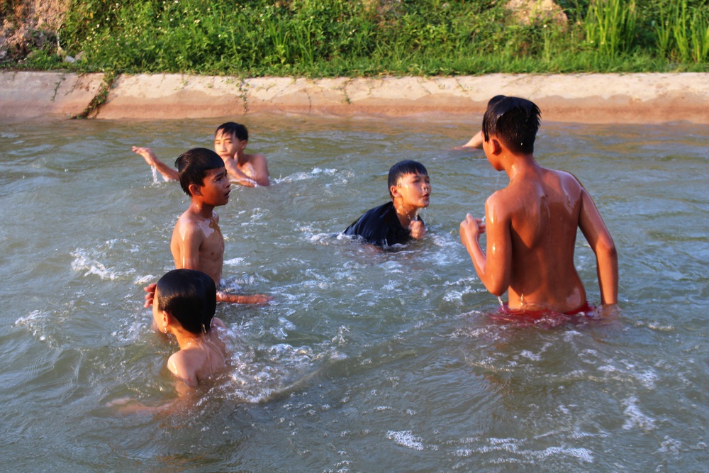 Nắng nóng, dân Nghệ An mang can nhựa, thùng xốp đổ xô ra sông Lam, kênh nước tắm - Ảnh 16.